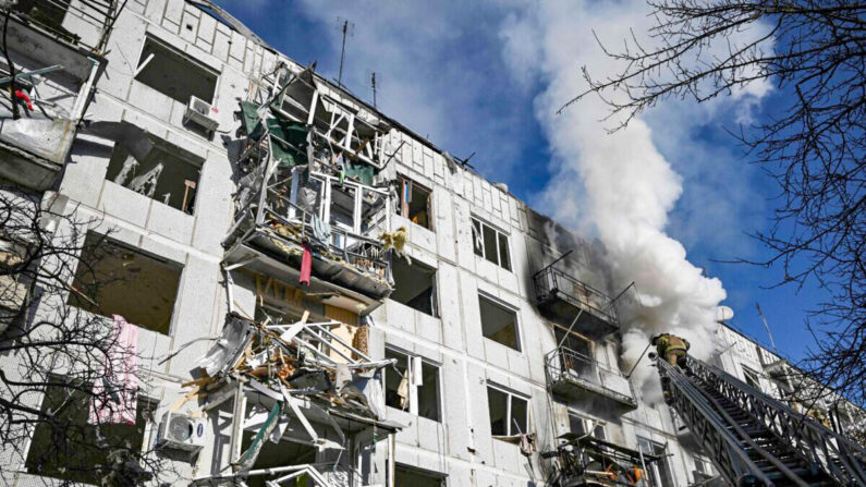 Los bomberos intentan controlar el incendio de un edificio tras los bombardeos en la ciudad de Chuguiv, en el este de Ucrania, el 24 de febrero de 2022. (Aris Messinis/AFP vía Getty Images)