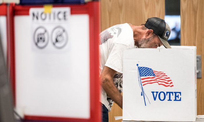 Un hombre emite un voto durante una elección especial en el 9º Distrito del Congreso de Carolina del Norte en Charlotte, Carolina del Norte, el 10 de septiembre de 2019. (Sean Rayford/Getty Images)