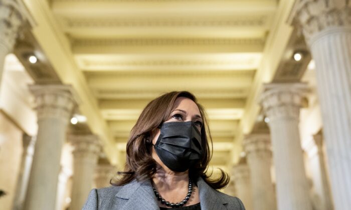 La vicepresidenta Kamala Harris en el Capitolio de EE.UU. en Washington, en el aniversario de la irrupción en el Capitolio, el 6 de enero de 2022. (Stefani Reynolds/Pool/Getty Images)