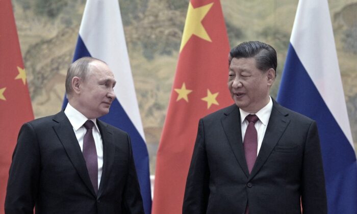 El presidente ruso, Vladimir Putin (Izq.), y el líder chino, Xi Jinping, posan para una fotografía durante su reunión en Beijing, el 4 de febrero de 2022. (Alexei Druzhinin/Sputnik/AFP a través de Getty Images)