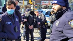Acusan a hombre en NYC por un crimen de odio tras atacar puestos de información sobre Falun Gong