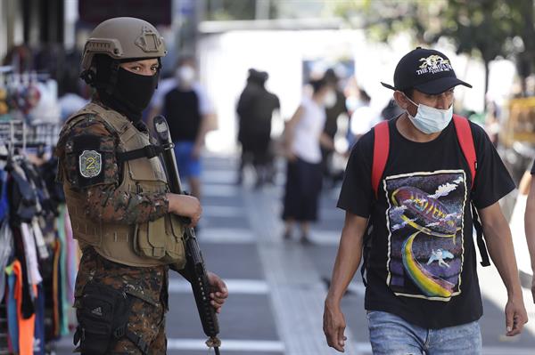 Autoridades patrullan las calles de San Salvador (El Salvador). EFE/ Rodrigo Sura
