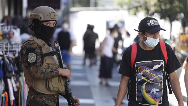 Autoridades patrullan las calles de San Salvador (El Salvador). EFE/ Rodrigo Sura