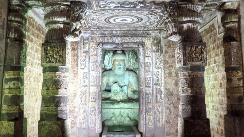 Una estatua de Buda en el santuario de una de las cuevas más visitadas de Ajanta (Fotografía de Vengolis)