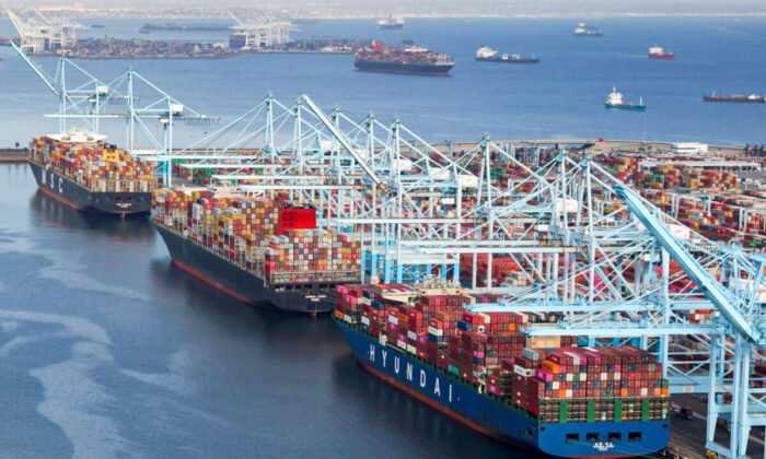 Contenedores de transporte se descargan de los barcos en una terminal de contenedores en el complejo del Puerto de Long Beach-Puerto de Los Ángeles en Los Ángeles, California, el 7 de abril de 2021. (Lucy Nicholson/Reuters)