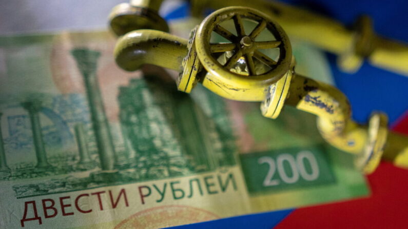 Una maqueta de una tubería de gas natural se coloca sobre un billete de rublo ruso y una bandera en esta foto de ilustración el 23 de marzo de 2022. (REUTERS/Dado Ruvic/Ilustración)