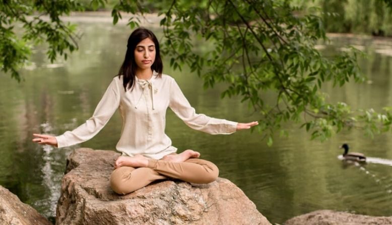 Una practicante realizando el quinto ejercicio de la meditación pacífica de Falun Dafa. (Samira Bouaou)