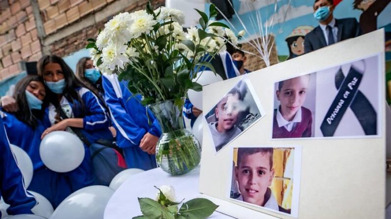 Fotografía cedida el 28 de marzo de 2022, por la Alcaldía de Bogotá que muestra a un grupo de niños mientras asisten al homenaje póstumo en honor al menor Daniel Stiven Duque, muerto durante el atentado terrorista con explosivos contra un Comando de Atención Inmediata (CAI), en Bogotá (Colombia). EFE/Alcaldía de Bogotá