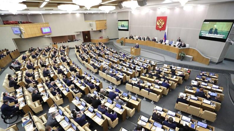Una foto facilitada por el servicio de prensa de la Duma Estatal de Rusia muestra a los legisladores rusos durante una sesión plenaria de la Duma Estatal de Rusia en Moscú, Rusia, el 22 de febrero de 2022. (EFE/EPA/Servicio de prensa de la Duma estatal de Rusia)