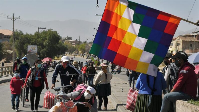 Imagen de archivo de personas que caminan junto al bloqueo de una carretera en Bolivia. EFE/Jorge Ábrego