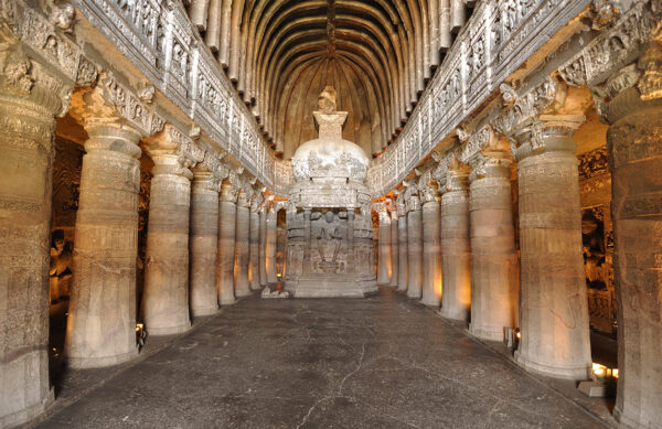 Columnas de piedra intrincadamente talladas se alinean en esta chaitya-griha (sala del templo) que conduce a una estupa (estructura en forma de montículo que contiene reliquias), donde los monjes meditaban ante la escultura central de Buda en la cueva 26 de Ajanta. Increíblemente, esta estupa fue alineada a propósito para el solsticio de verano. (Dey Sandip/CC BY-SA 3.0)