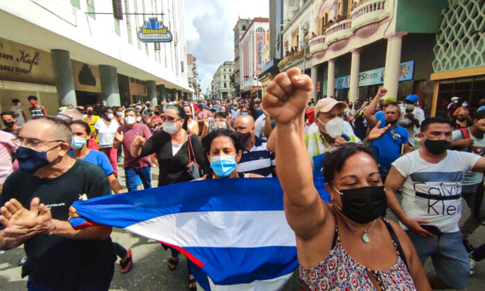 La gente participa en una manifestación de apoyo al gobierno del presidente cubano Miguel Díaz-Canel, en La Habana, el 11 de julio de 2021. (Yamil Lage/AFP a través de Getty Images)