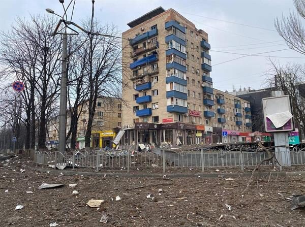 Un edificio residencial dañado por los bombarodeos atribuidos al Ejército de Moscú en la ciudad de Mariúpol, asediada por las tropas rusas situada en el sureste del país, el sábado 19 de marzo de 2022. (EFE/Galyna Balabanova)