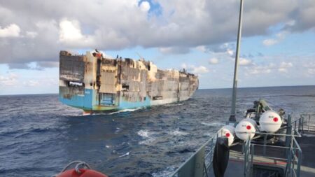 Buque de carga con 4000 autos se hunde en el Océano Atlántico: Funcionarios