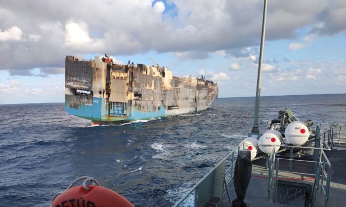 El buque de carga que transportaba miles de vehículos y que se incendió cerca de las Azores se hundió en el Océano Atlántico, según confirmaron las autoridades el martes. (Marinha Portuguesa)