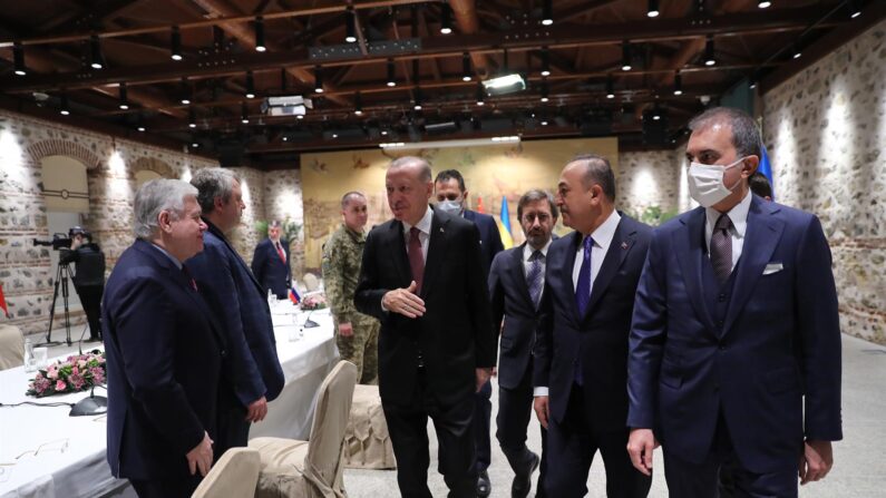 El presidente turco Recep Tayyip Erdogan (centro) sale de la apertura de las negociones ruso-ucranianas que han comenzado este martes 29 de marzo de 2022, en Estambul. (EFE/EPA/Oficina de la presidencia de Turquía)