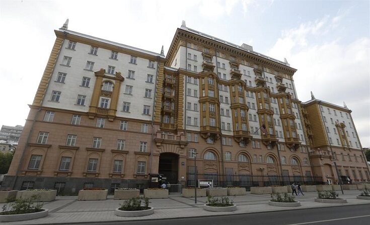 Imagen de archivo del edificio de la embajada estadounidense en Moscú, Rusia. (EFE/Sergei Chirikov)