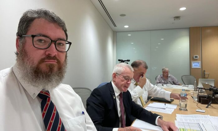 El diputado liberal George Christensen (izq.) con el senador de One Nation Malcolm Roberts, presidente de la investigación interpartidaria sobre la respuesta del gobierno australiano a COVID-19, el 23 de marzo de 2022. (Gentileza de George Christensen)