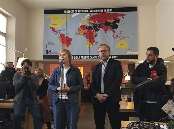Zhanna Agalakova (2i), corresponsal rusa que ha dimitido este martes, y el secretario general de Reporteros Sin Fronteras (RSF), Christophe Deloire (2d), comparecen ante la prensa en la sede de RSF en París. EFE/Marta Garde
