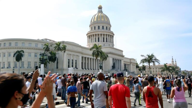 Personas se manifiestan frente al capitolio de Cuba en La Habana (Cuba), el 11 de julio de 2021. EFE/Ernesto Mastrascusa