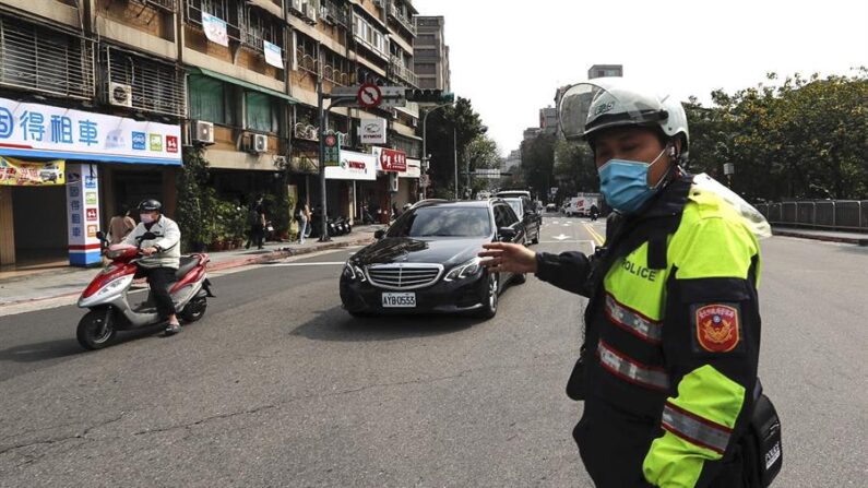 Un policía controla el tránsito mientras los semáforos están apagados, tras un apagón nacional que pone en peligro el transporte y el sector privado en toda la isla, en Taipéi, Taiwán, 03 de marzo de 2022.(EFE/EPA/DANIEL CENG SHOU YI)