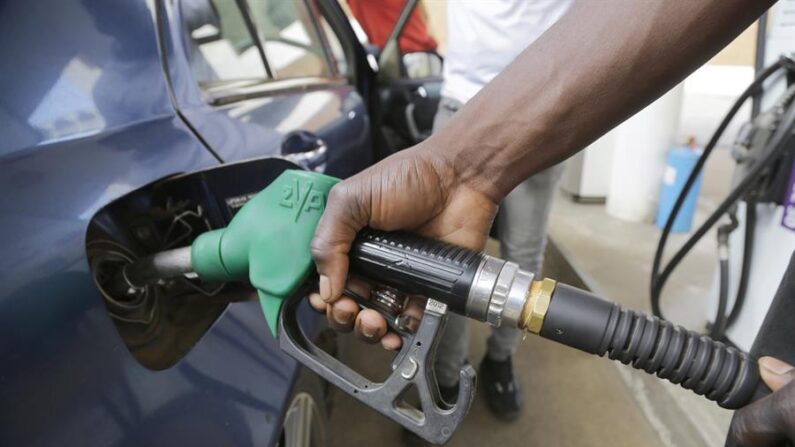 El precio de venta de gasolina regular en la isla debe rondar este viernes entre el 1.04 y 1.06 dólares por litro. Fotografía de archivo. EFE/Aaron Ufumeli
