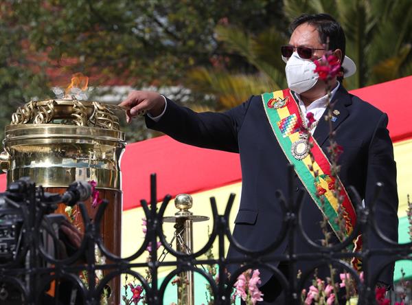 El presidente boliviano, Luis Arce, participa  en los actos el Día del Mar en la Plaza Abaroa en La Paz (Bolivia), el 23 de marzo de 2022. EFE/Martin Alipaz
