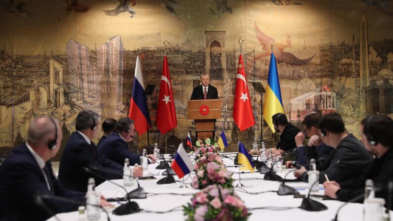 El presidente turco Recep Tayyip Erdogan (centro) en el discurso de apertura de las negociones ruso-ucranianas que han comenzado este martes 29 de marzo de 2022, en Estambul. (EFE/EPA/Oficina de la presidencia de Turquía)