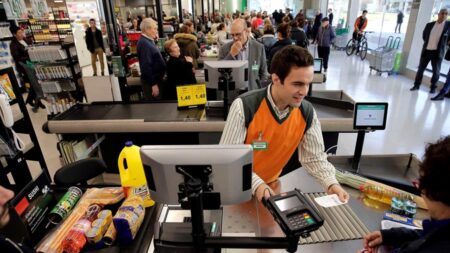 Miles de empleados de supermercados en California votan en favor de huelga