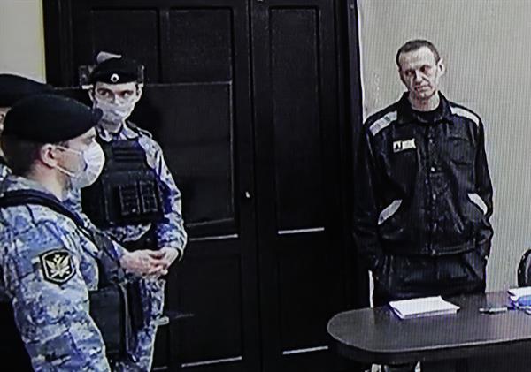 El líder opositor ruso, Alexei Navalny (c) en comparecencia por videoconferencia desde el penal colony N2 (IK-2) in Pokrov, Rusia, en el que cumple condena. EFE/EPA/YURI KOCHETKOV
