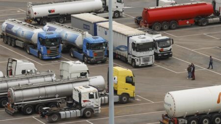 Huelga de transportistas en España obliga a proteger envíos de alimentos