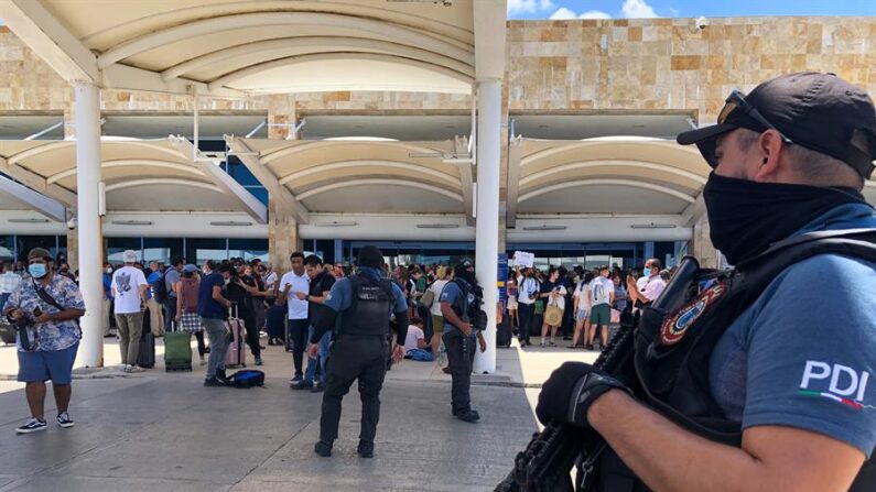 Personal de la Policía de Investigación resguardan el 28 de marzo de 2022, las instalaciones del Aeropuerto Internacional de Cancún por una supuesta balacera, en el estado de Quintana Roo (México). EFE/Alejandro Zepeda