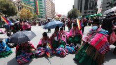 Pobladores bolivianos levantan bloqueos en ruta hacia Perú por 15 días