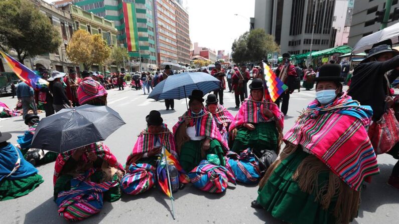 Indígenas aimaras bloquean una céntrica avenida como parte de una manifestación de diferentes sectores de la población, el 24 de marzo de 2022, en La Paz (Bolivia). EFE/ Martin Alipaz