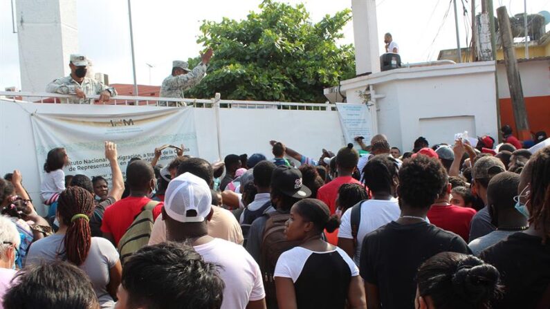 Migrantes en su mayoría africanos y haitianos protestan frente a la sede del Instituto Nacional de Migración (INM), el 9 de marzo de 2022, en el municipio de Tapachula, en el estado de Chiapas (México). EFE/ Juan Manuel Blanco