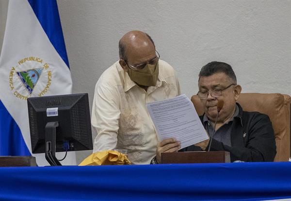 El diputado del FSLN, Edwin Castro (i), junto al diputado y miembro de la junta directiva de la asamblea nacional, Wilfredo Navarro (d), en una fotografía de archivo. FE/Jorge Torres
