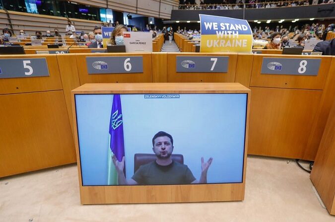 El presidente ucraniano, Volodymyr Zelensky, se dirige a los miembros del Parlamento Europeo a través de una videoconferencia durante una sesión plenaria extraordinaria en la que se debatirá la "agresión rusa contra Ucrania" en el Parlamento Europeo en Bruselas, Bélgica, el 1 de marzo de 2022. (FE/EPA/STEPHANIE LECOCQ)