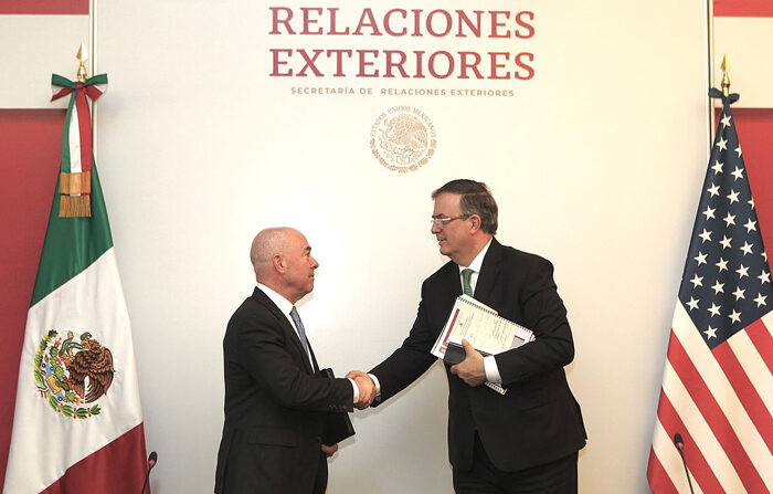 Fotografía cedida este lunes por la Secretaría de Relaciones Exteriores (SRE) del canciller mexicano, Marcelo Ebrard (der.) y el titular del Departamento de Seguridad Nacional de Estados Unidos Alejandro Mayorkas (izq.), durante una reunión de trabajo en la Ciudad de México, México. (EFE/ Secretaría de Relaciones Exteriores)