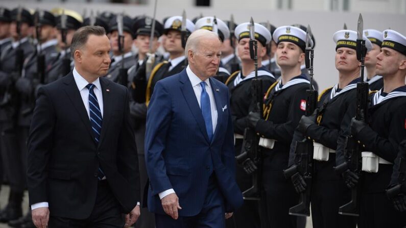 El presidente de EE. UUU. Joe Biden y el presidente polaco Andrzej Duda el 26 de febrero de 2022 (EFE/EPA/MARCIN OBARA POLAND OUT)