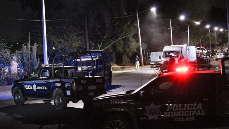 Elementos del Ejército Mexicano y Policías municipales resguardan la zona donde fueron hallados cuerpos calcinados la madrugada del 23 de marzo de 2022, en la comunidad de San José el Nuevo, en el municipio de Celaya en Guanajuato (México). EFE/Str