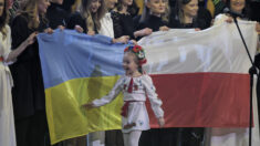 Niña ucraniana que cantó “Libre soy” en refugio antibombas, canta el himno de su país ante miles