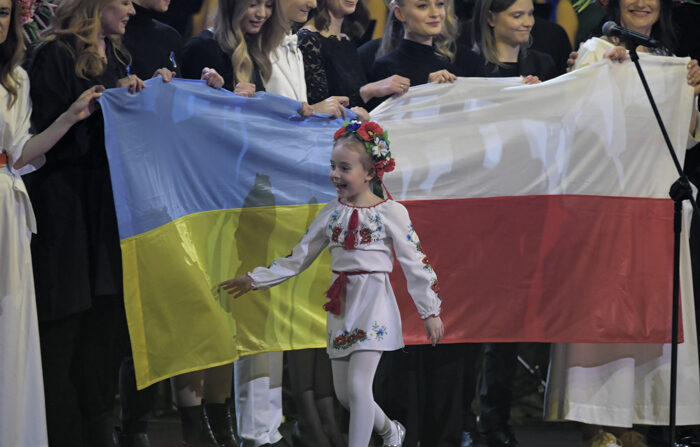 La ucraniana Amelia Anisovych (C), de 7 años, en el escenario durante el concierto benéfico "Juntos con Ucrania" en el Atlas Arena de Lodz, en el centro de Polonia, el 20 de marzo de 2022. (Polonia, Rusia, Ucrania) EFE/EPA/GRZEGORZ MICHALOWSKI POLONIA OUT