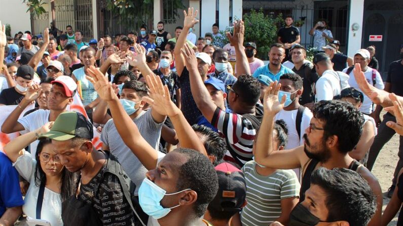 Migrantes protestan el 18 de marzo de 2022, en las principales avenidas en la ciudad de Tapachula en el estado de Chiapas (México). EFE/Juan Manuel Blanco
