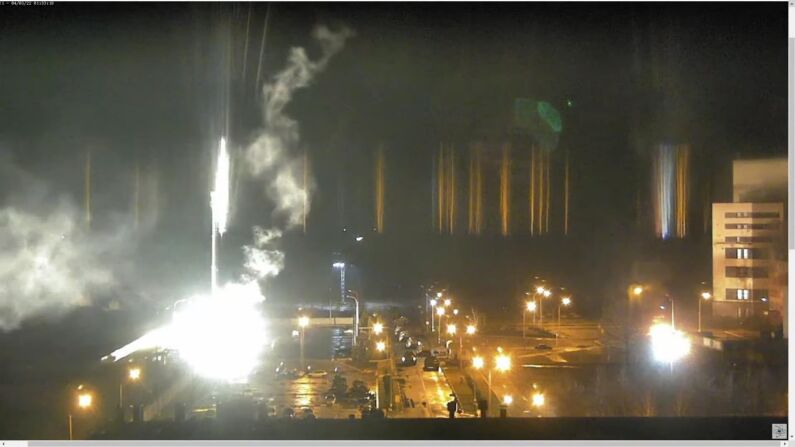 Captura de pantalla de una cámara de vigilancia en la central nuclear de Zaporizhzhya, publicada en YouTube, muestra una bengala aterrizando en la central nuclear de Zaporizhzhia durante un bombardeo, en Ucrania, el 04 de marzo de 2022. (EFE/EPA/Central nuclear de Zaporizhzhya)