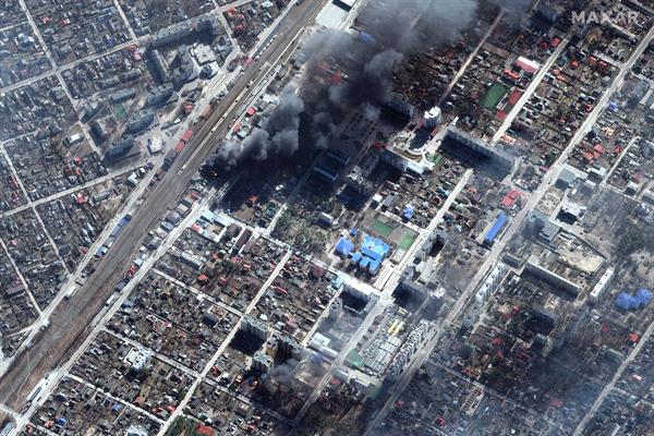 Una imagen de satélite facilitada por Maxar Technologies muestra daños y edificios en llamas en Irpin, cerca de Kyiv, Ucrania, el 21 de marzo de 2022.(EFE/EPA/MAXAR TECHNOLOGIES HANDOUT)