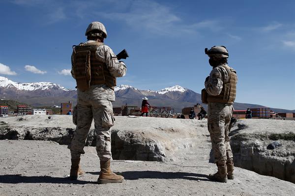 Militares del Ejército de Chile patrullan la frontera con Bolivia, situada en la comuna de Colchane (Chile), en una fotografía de archivo. EFE/José Caviedes
