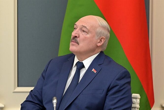 El presidente bielorruso Alexander Lukashenko mira la pantalla mientras el presidente ruso inicia los ejercicios de las fuerzas estratégicas de disuasión rusas con lanzamientos de los misiles balísticos desde el centro de situación en el Kremlin de Moscú, Rusia, el 19 de febrero de 2022.(EFE/EPA/ALEKSEY NIKOLSKYI/ SPUTNIK/ KREMLIN POOL)
