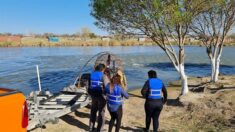 Agentes recuperan los cuerpos de dos menores en el río Bravo en México