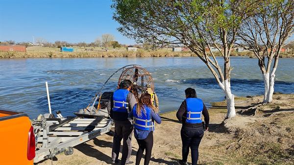 Fotografía cortesía del Instituto Nacional de Migración (INM), donde se observa a personal del Grupo Beta al rescate de dos cuerpos de menores de edad en el Río Bravo, en Ciudad Acuña, Coahuila (México). EFE/Instituto Nacional de Migración/