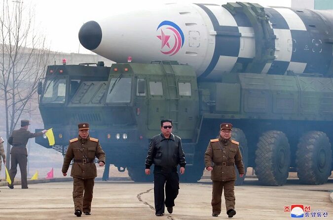 Una foto difundida por la Agencia Central de Noticias de Corea del Norte (KCNA) muestra a Kim Jong Un (c), secretario general del Partido de los Trabajadores de Corea, presidente de los Asuntos de Estado de la República Popular Democrática de Corea (RPDC), y al comandante supremo de las fuerzas armadas de la RPDC, Jang Chang-ha, Jefe de la Academia de Defensa Nacional del Norte, y Kim Jong-sik (d), subdirector del Departamento de Industria de Municiones, durante el lanzamiento de prueba de un nuevo tipo de misil balístico intercontinental Hwasongpho-17 de las fuerzas estratégicas de la RPDC que se realizó el 24 de marzo de 2022 (publicado el 25 de marzo de 2022). (EFE/EPA/KCNA)